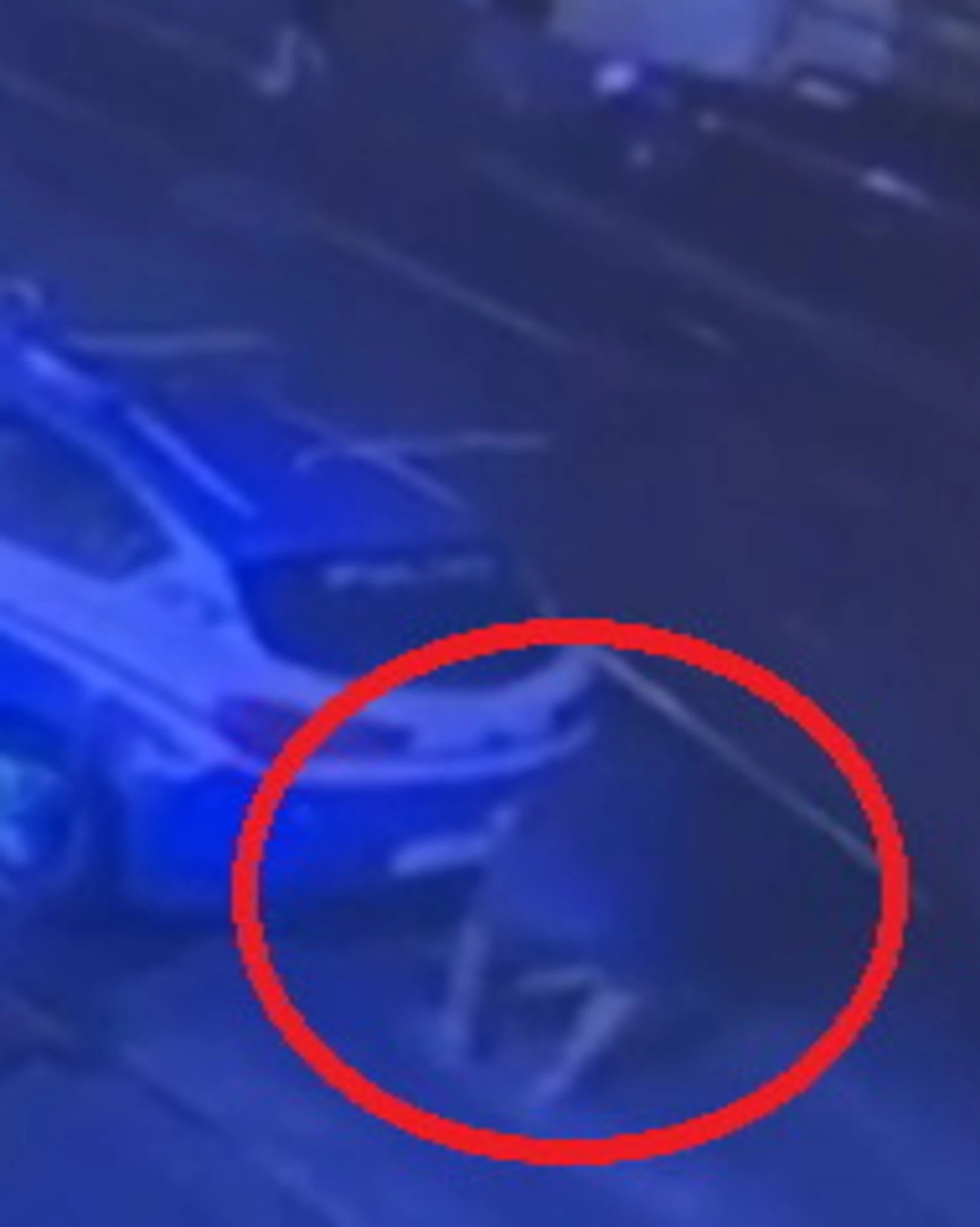 Roma, paura davanti ai ministeri: a fuoco due auto della polizia