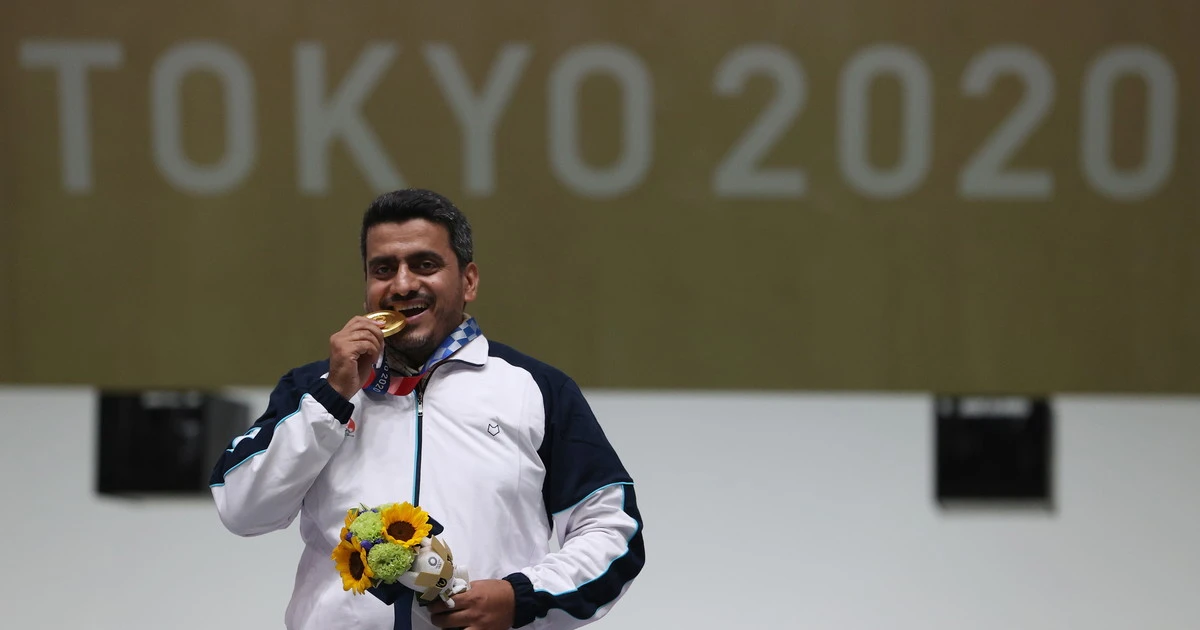 Tokyo 2020, Javad Foroughi? "Un terrorista, ritirategli la medaglia": sospetti sul cecchino (che fa il saluto militare sul podio)