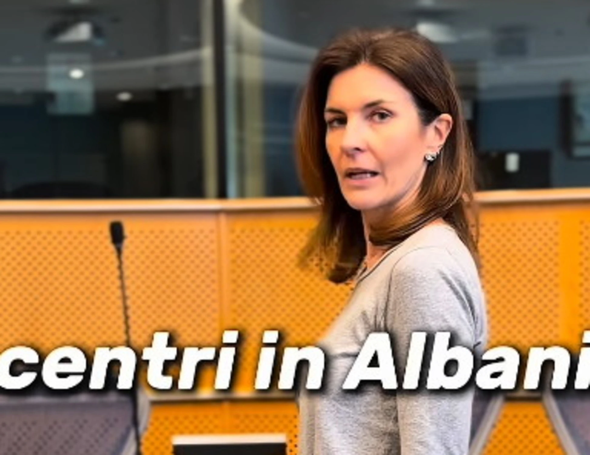 Alessandra Moretti balla e canta "Che fastidio" contro il governo Meloni