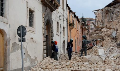 L’ultimo oltraggio all’Aquila: via dalle zone a rischio sismico