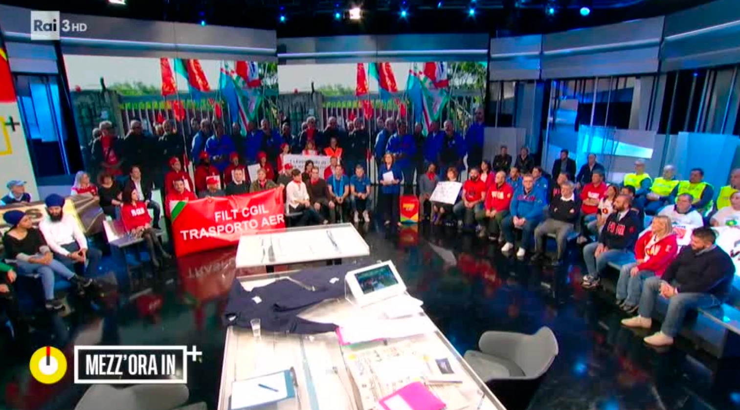 Mezz'ora in più, occupazione comunista nello studio di Lucia Annunziata: le foto