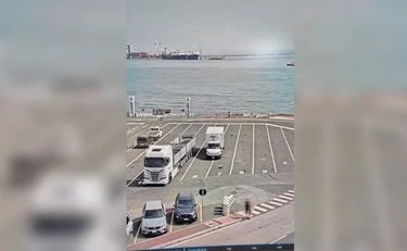 Piombino, l'autista scende e il furgone finisce in mare: la reazione dei turisti Video