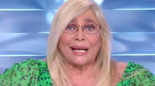 Mara Venier, indiscrezione sulla sua estate: le "signore bene" impazzite, "le conviene scappare"