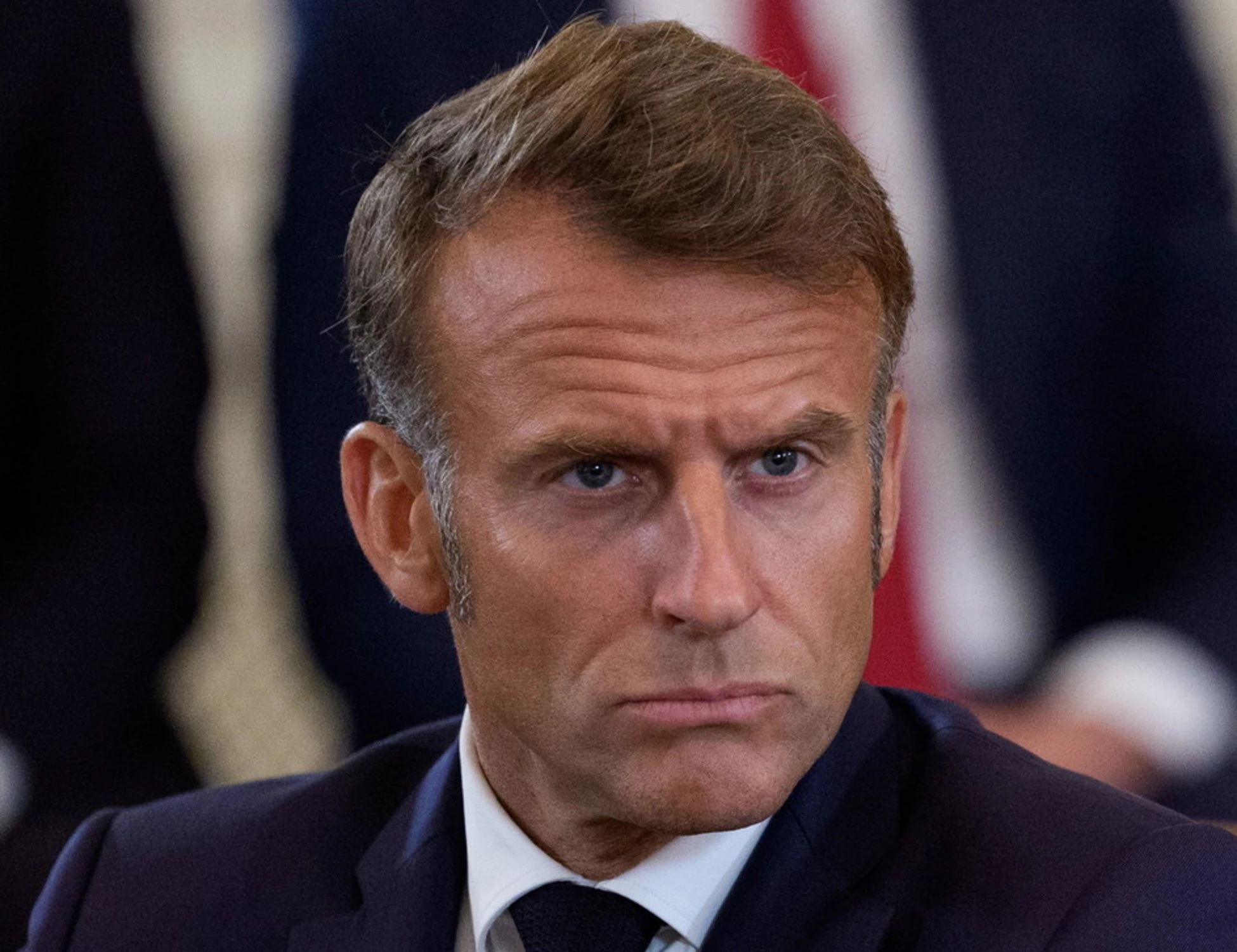 Emmanuel Macron, così il governo centrista rischia di cadere