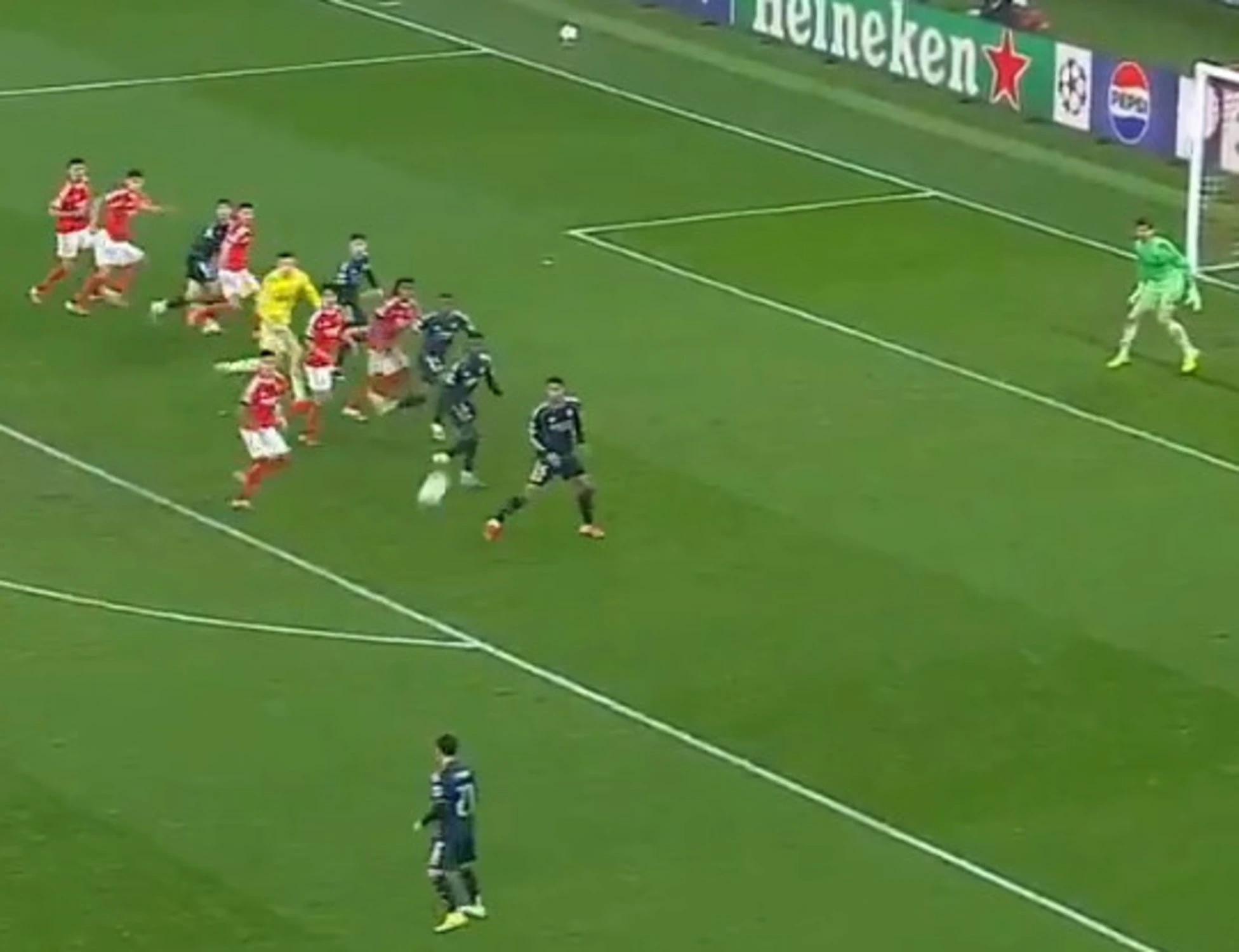 Trubin, il gol del portiere del Benifca terrorizza l'Inter: ecco perché