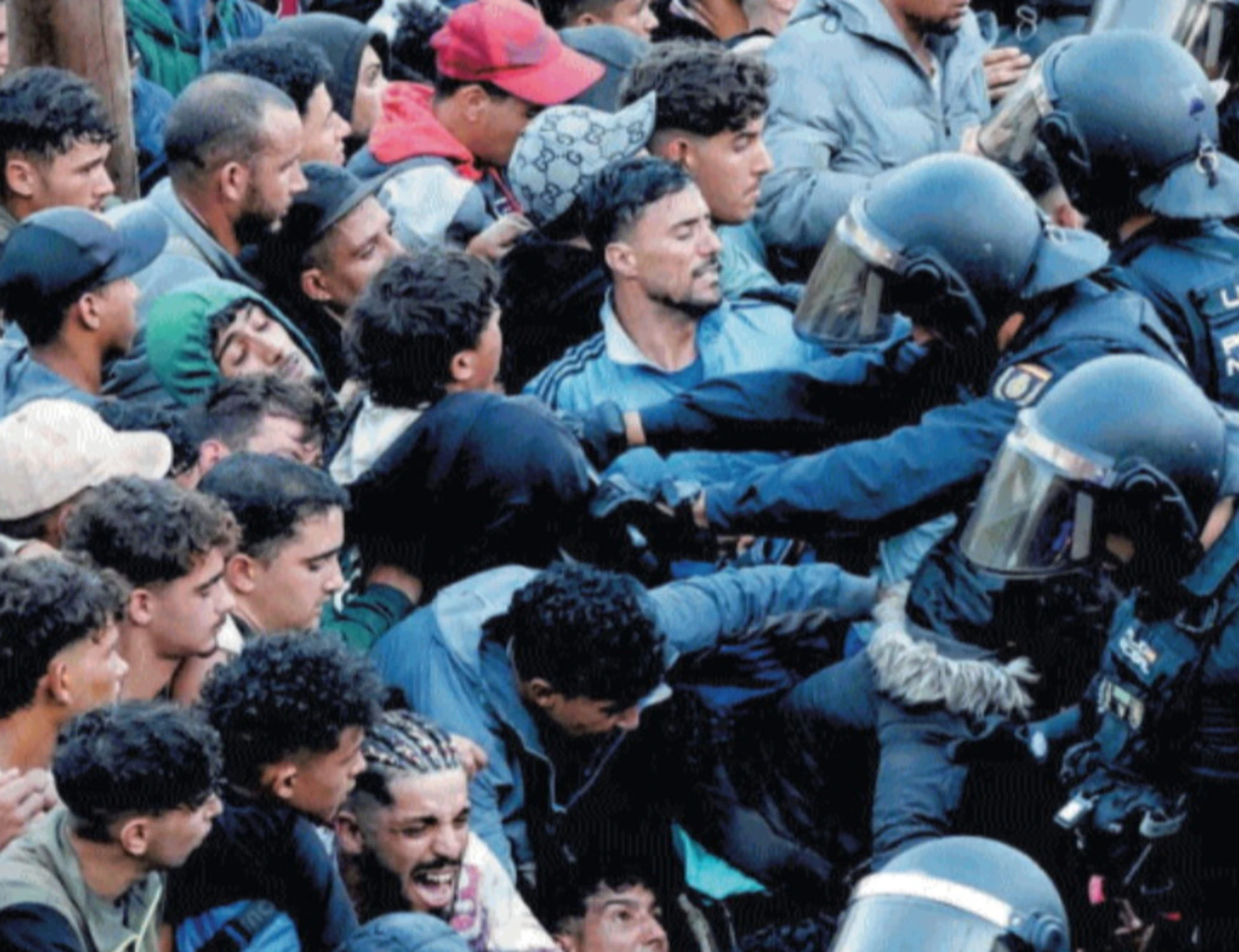 Ceuta, l'assalto dei migranti alla polizia