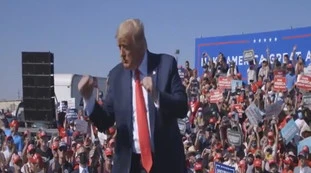 Donald Trump, il video-appello prima del voto: la surreale compilation di balletti