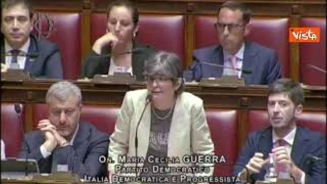 Cecilia Guerra (Pd) intona canto delle mondine "Sebben che siamo Donne" in Aula