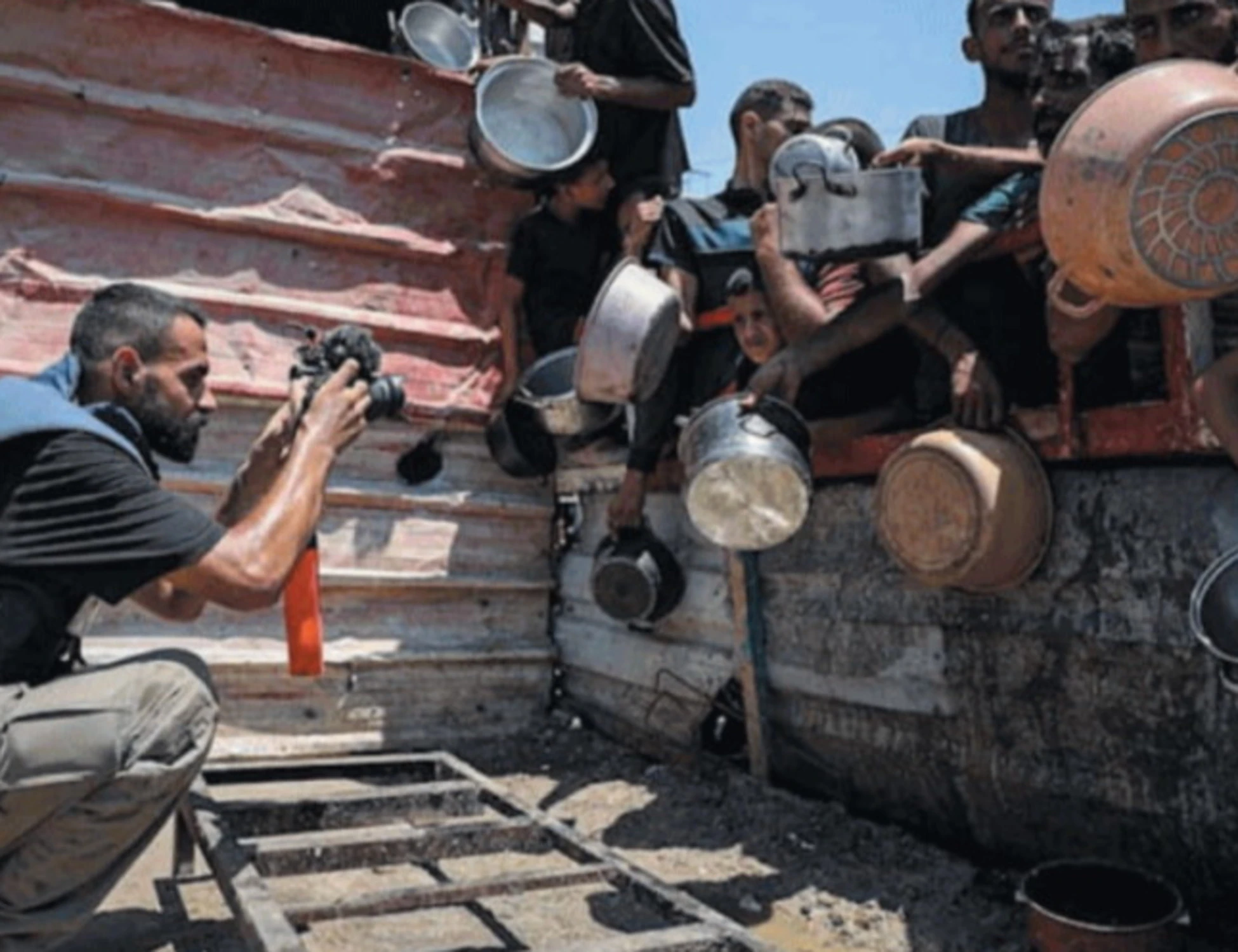 Gaza, tutti in posa a recitare la fame: la foto che sbugiarda i pro Pal