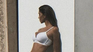 Belen Rodriguez, giù i jeans davanti alla telecamera. E... la foto che sfida la censura