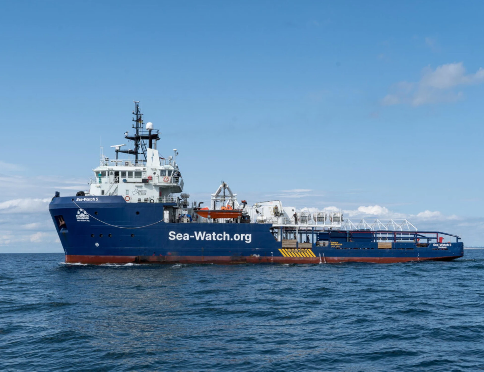 Sea Watch 5, 15 colpi sparati contro la nave. E la Ong accusa l'Italia
