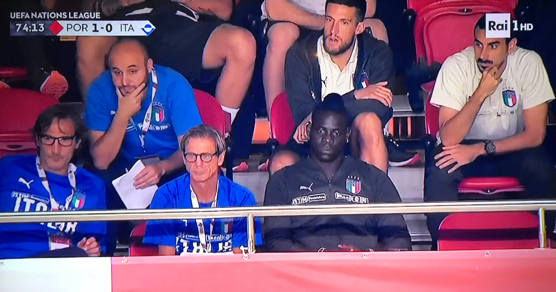 Mario Balotelli, la foto del suicidio sportivo:la sua faccia in tribuna mentre guarda la Nazionale perdere
