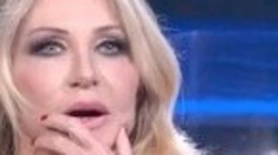 I soliti ignoti, scollatura monstre di Paola Ferrari. In studio così, proibitissima: da urlo a 60 anni