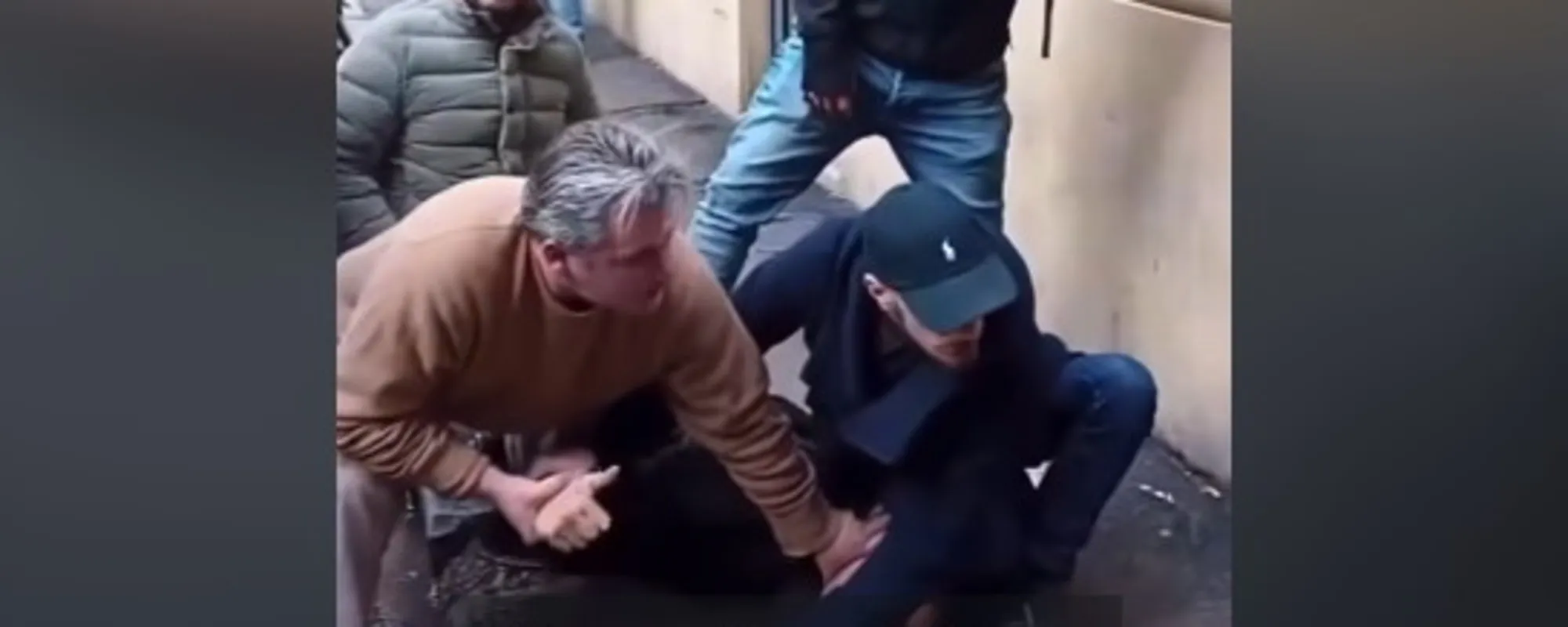 L'immigrato scippa la turista? Col marito finisce malissimo <span style="color: rgb(153, 0, 0);">Video</span>