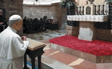 Papa Leone e la Chiesa da svecchiare: vescovi tutti in pensione a 75 anni