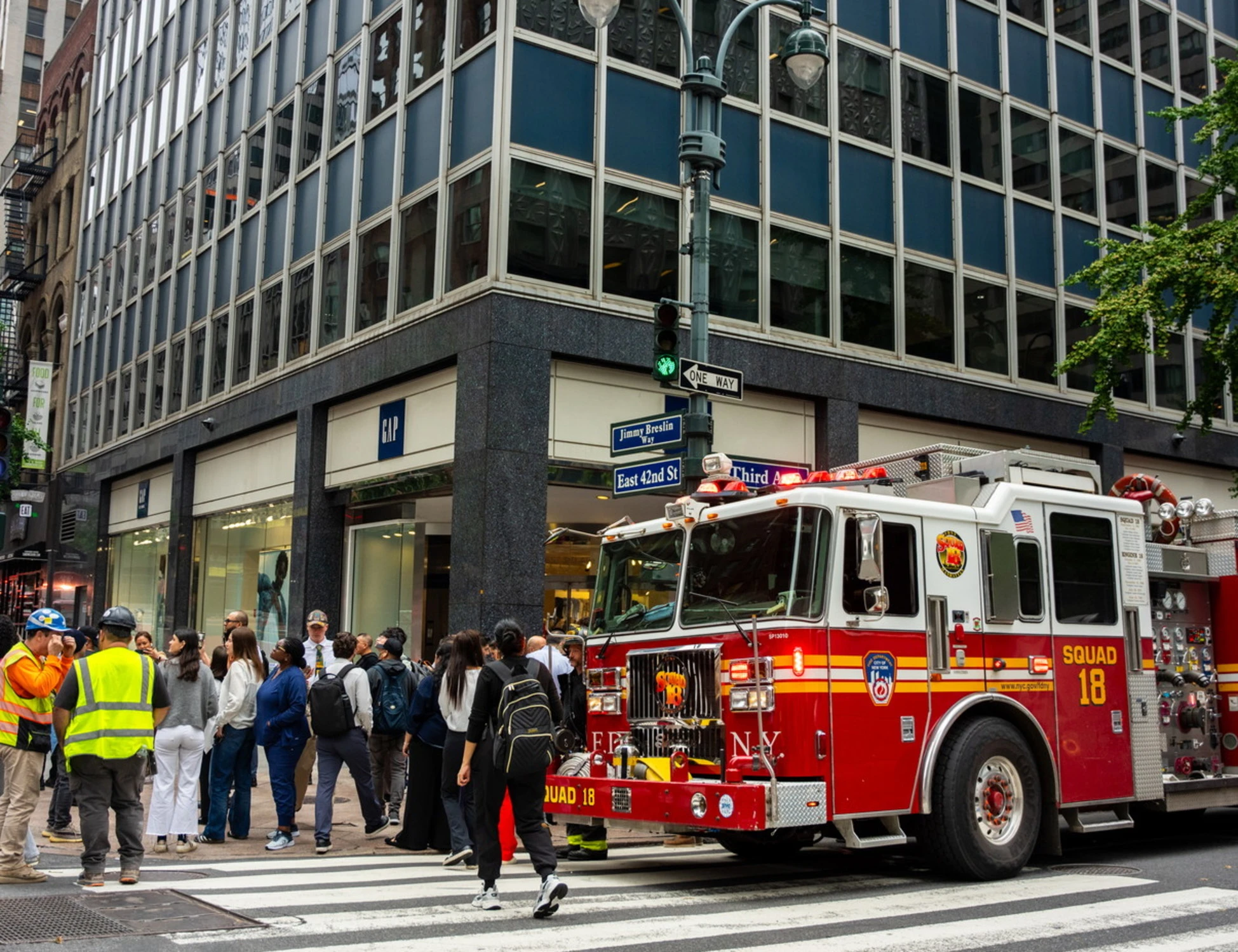 New York, panico a Manhattan: "Colonne piegate, grattacielo a rischio crollo"