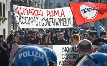 Giorgia Meloni, la contestazione dei collettivi rossi: "Dimissioni governo"