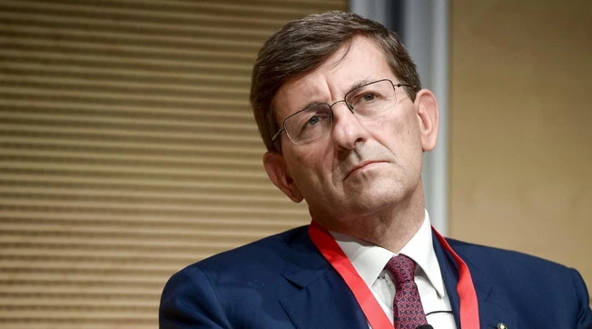 Giuseppe Conte piegato da Pd, Renzi e Mattarella: retroscena Colao, il "ministro della Fase 2" prepara la staffetta?