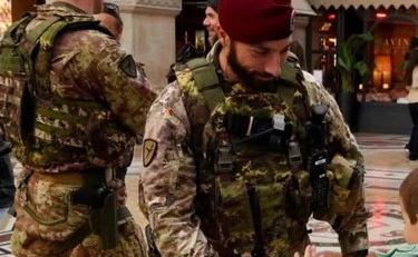 I parà della Folgore a Milano: "Solo ai delinquenti e a...", la foto che spappola i fegati rossi