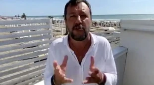 Matteo Salvini sbeffeggia Zingaretti e Giani: "Da quanti dem sono stati accolti, con loro  il distanziamento c'è per forza"