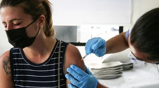 Vaccino, ti sei immunizzato con Pfizer? Ecco cos'hai nel naso: lo studio e un'impensabile scoperta