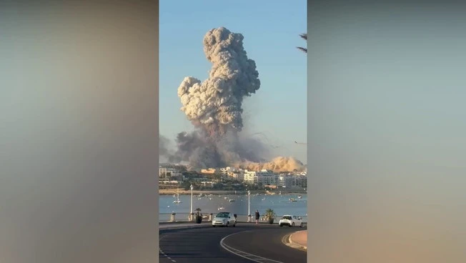 Esplosioni in una fabbrica di fuochi d'artificio a Malta, le immagini