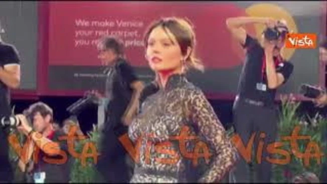 Venezia 83, Emily Alyn Lind sfila sul red carpet con un abito di pizzo nero e strascico