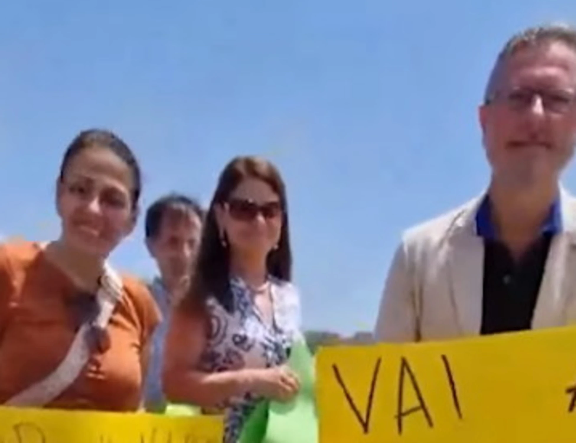 Referendum, blitz della sinistra in spiaggia: "Prima votare, poi mare"