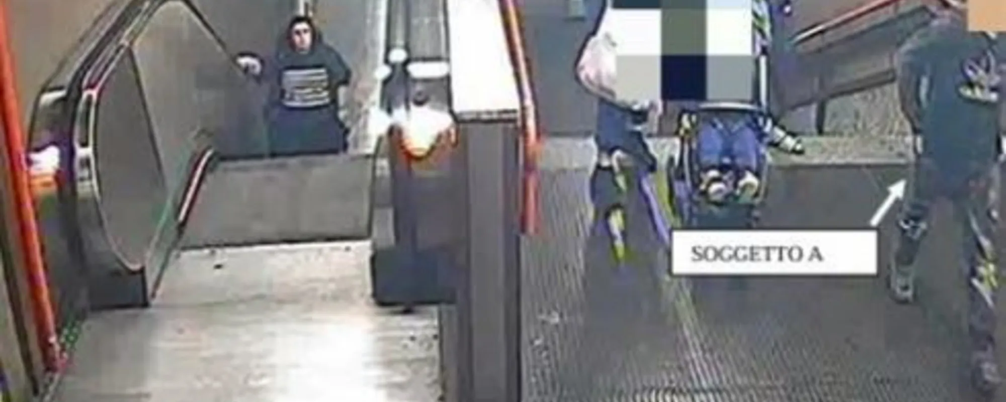 Rapinano mamma con passeggino facendo cadere lei e il figlio
