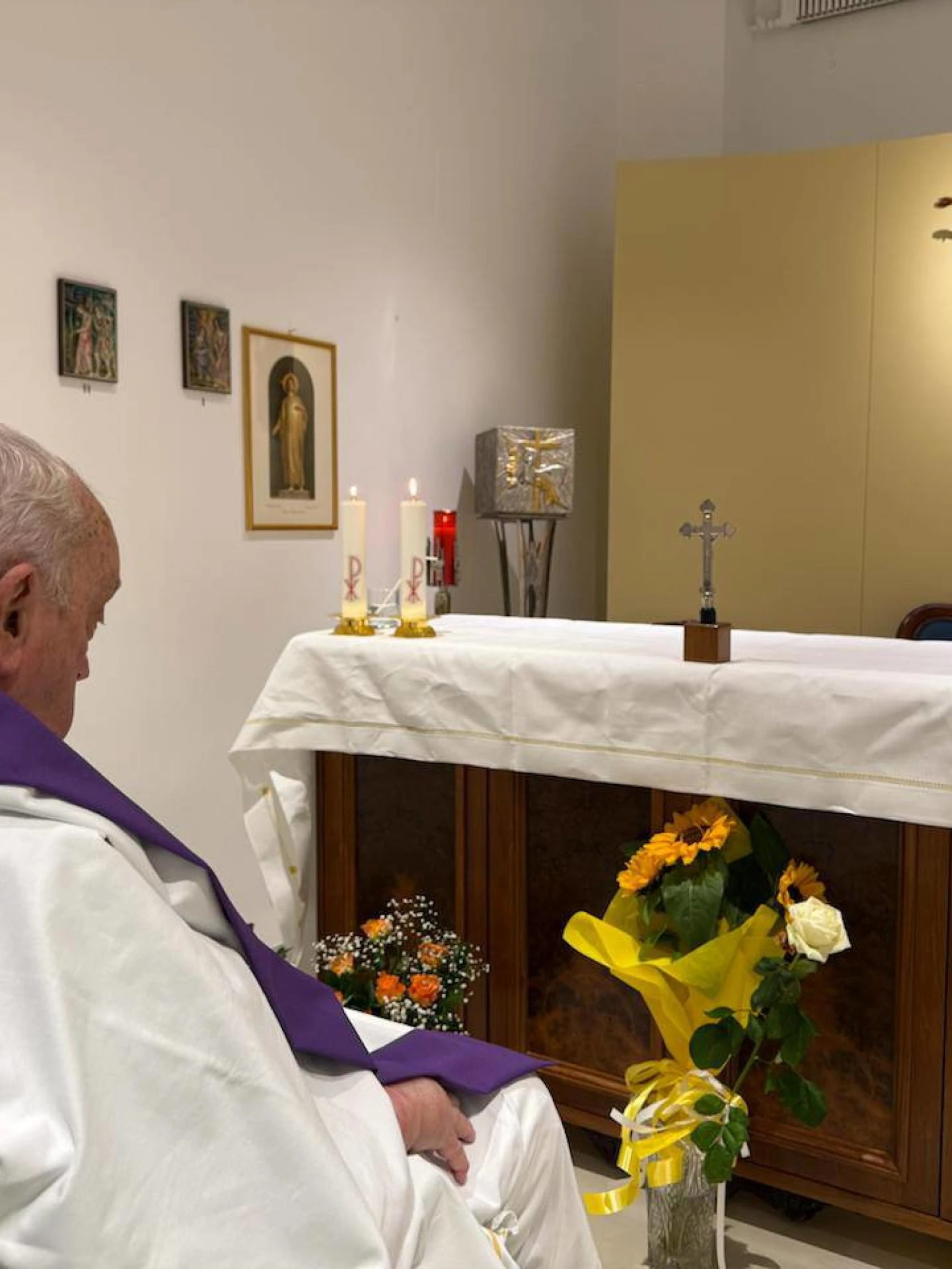 Papa Francesco, "perché ha la mano gonfia nella foto": il chiarimento