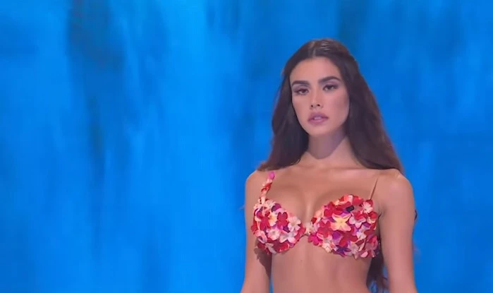 Ciao Darwin, la modella brasiliana fa venire giù lo studio Mediaset: scende dalle scale così, video da censura