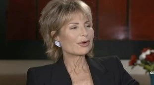 Otto e Mezzo, Lilli Gruber non trattiene la risata: "Donna barbuta e godzilla, capito chi candida il centrodestra?"