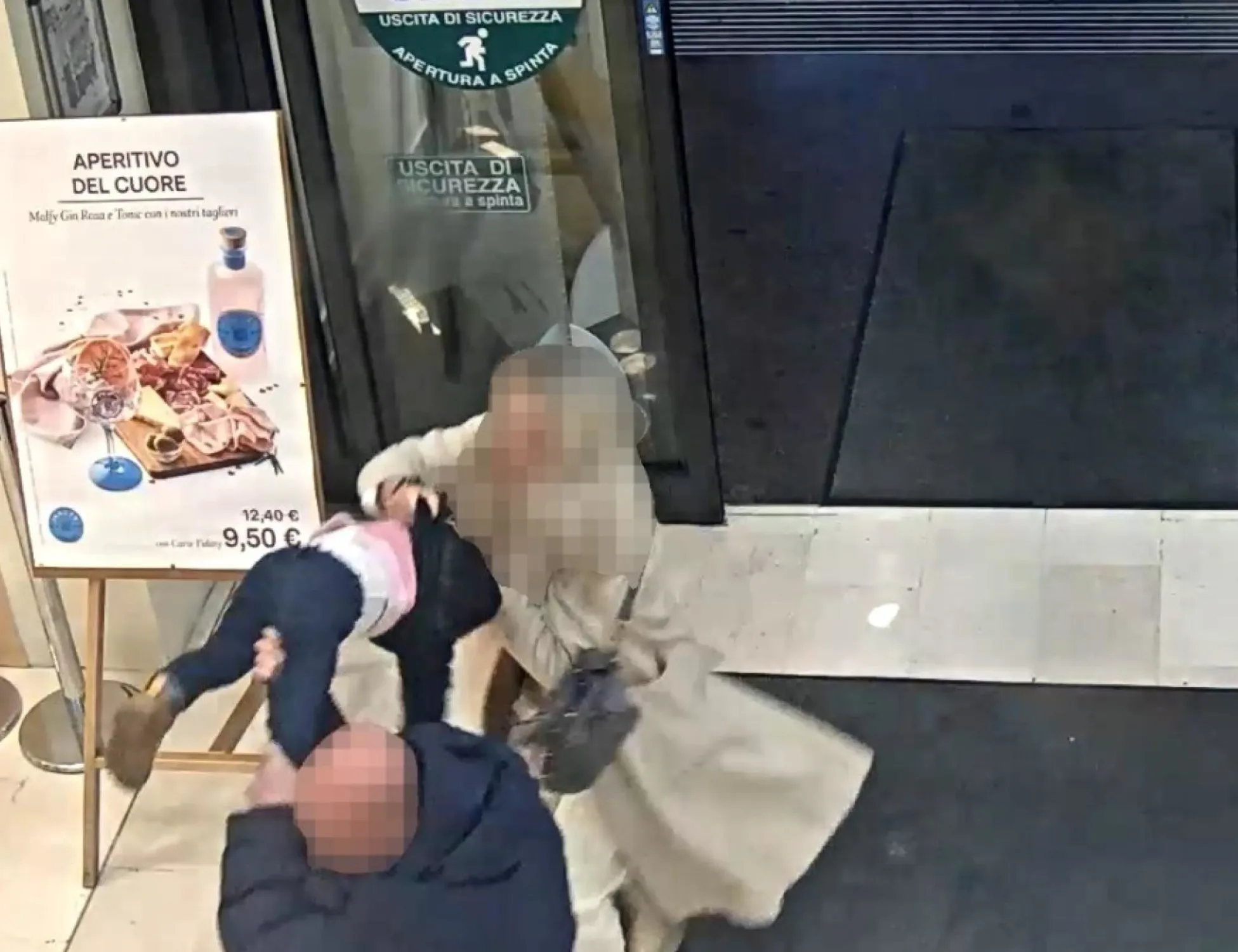 Leggi l'articolo: Tentò di rapire una bimba al supermercato: straniero assolto, la decisione è un caso