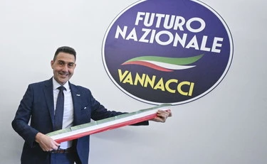 https://media.liberoquotidiano.it/DzKxrhDm6Cekw9Cgn2RaXhWU7QPzHycLz0XOz6WDi9k/width:800/quality:90/aW1hZ2VzLzIwMjYvMDYvMjMvMTU0MzMxNjAzLWI2NTA0MzBmLWM0MDgtNGNmMi1iZWZiLTYwMTc0MDNhM2IzZi5qcGc.webp
