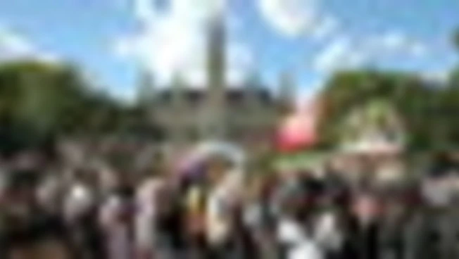 Vienna, in piazza contro il divieto del velo islamico a scuola