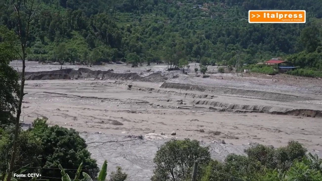 Il maltempo rallenta i soccorsi in Nepal, più di mille le vittime
