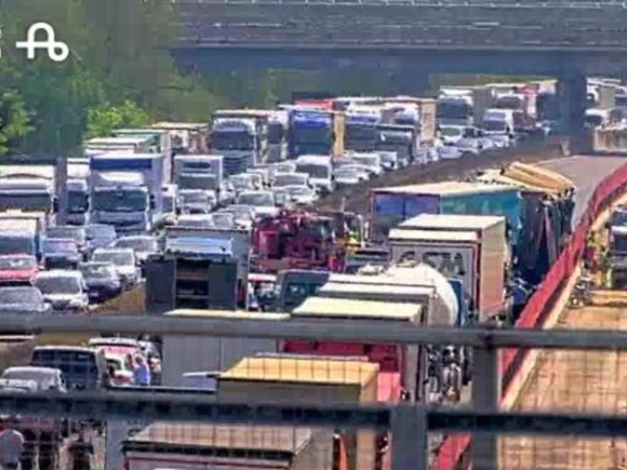 A1, schianto tra cinque camion: chiusa l'autostrada e code infernali