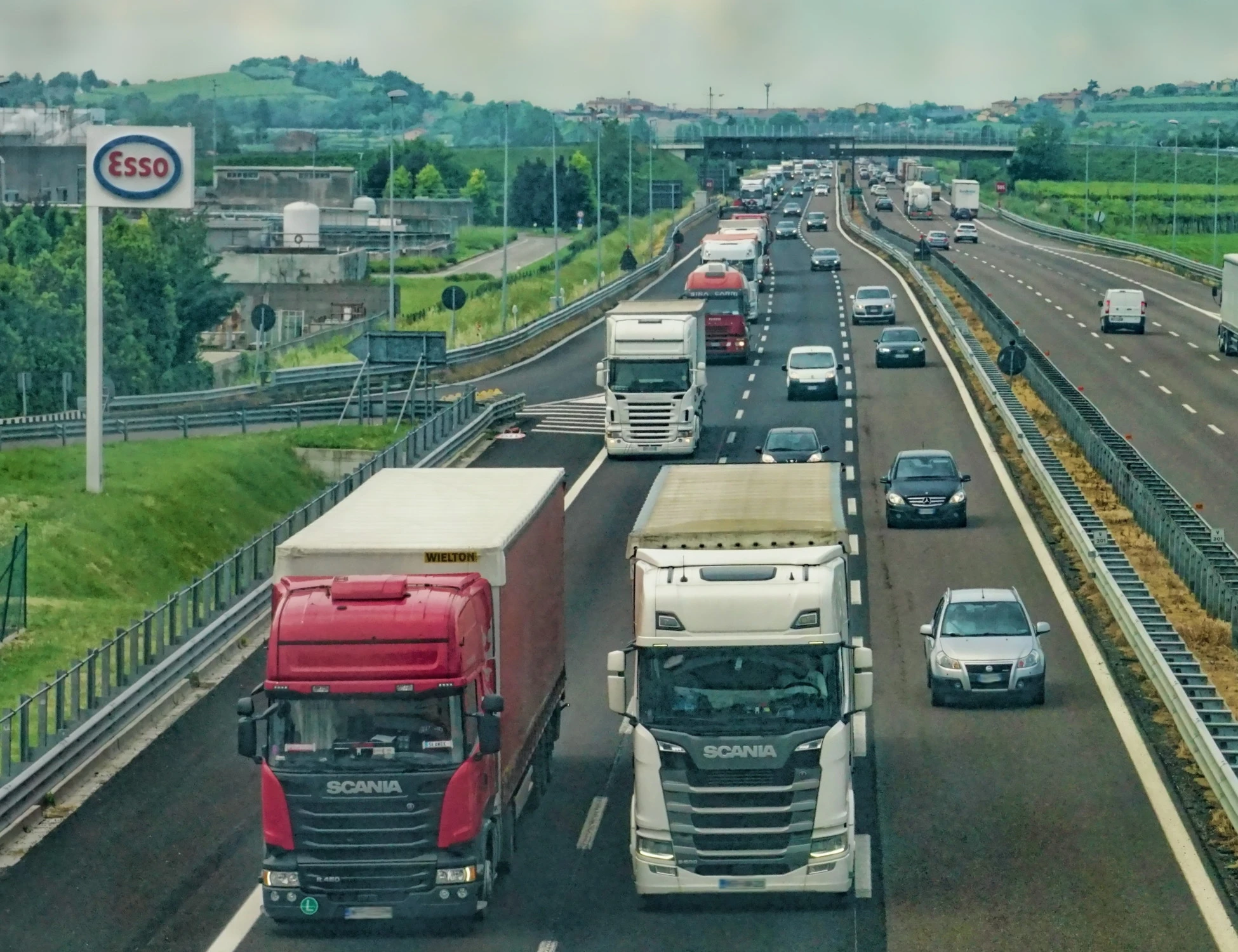 A26, ubriaco guida Tir contromano per 10 km. Ma... miracolo in autostrada