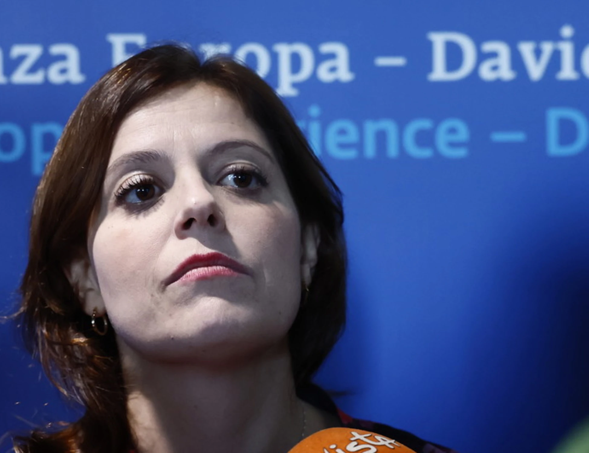 Ilaria Salis usa la morte di Zoe Trinchero per attaccare la destra: "Soffiano sul fuoco del razzismo"