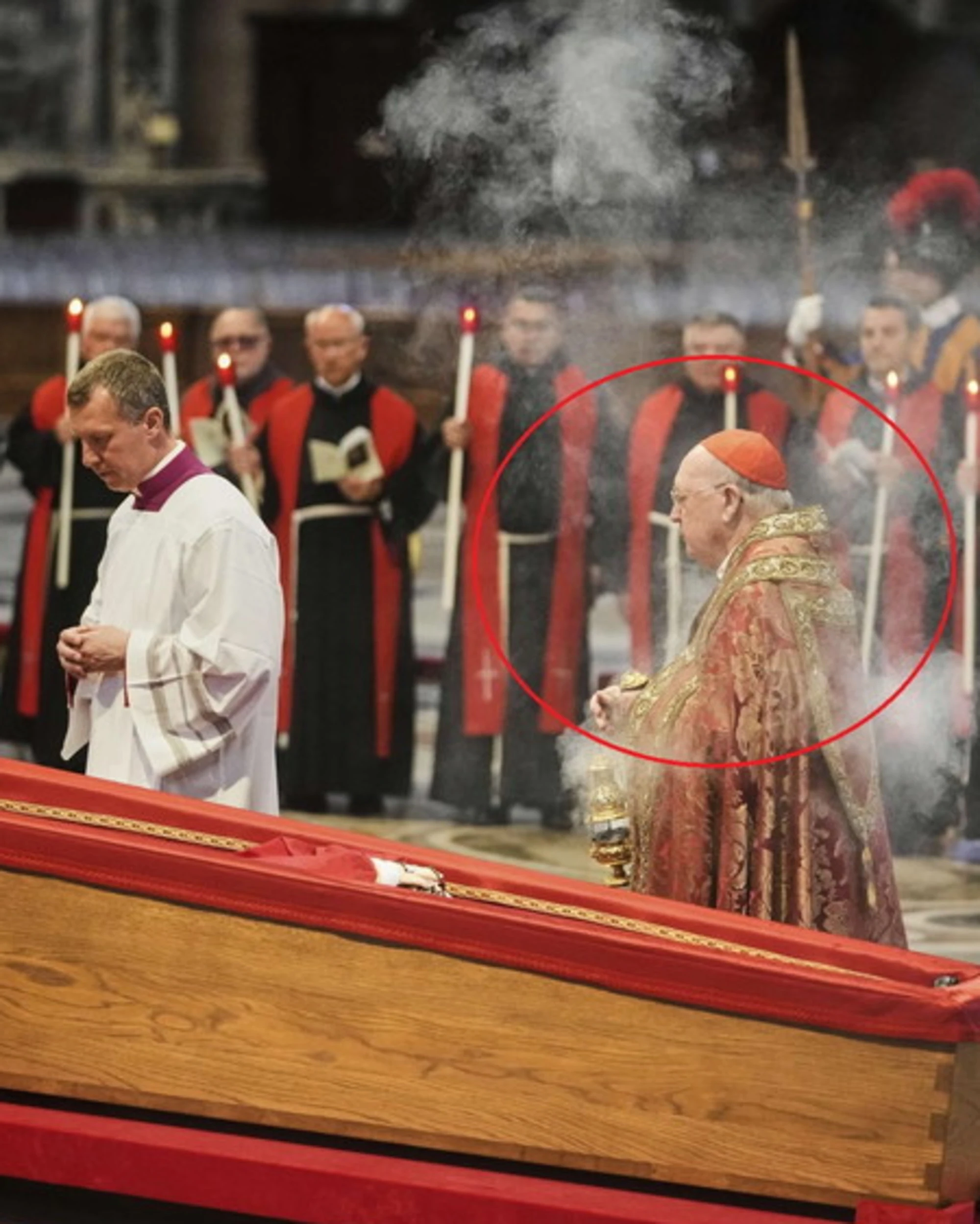 Papa Francesco, lo smacco del cardinale Farrell: cosa ha indossato