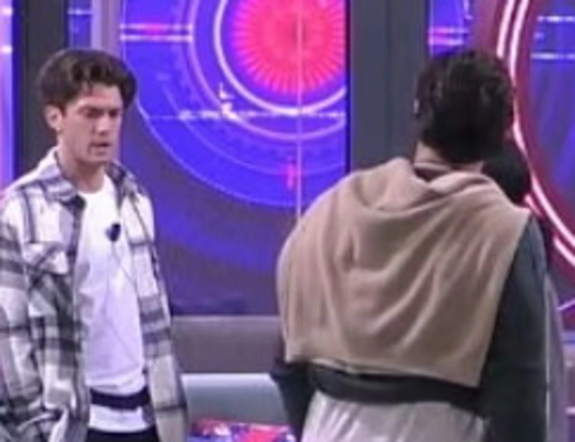 Grande Fratello, è scandalo: giù i pantaloni, scoppia il caos