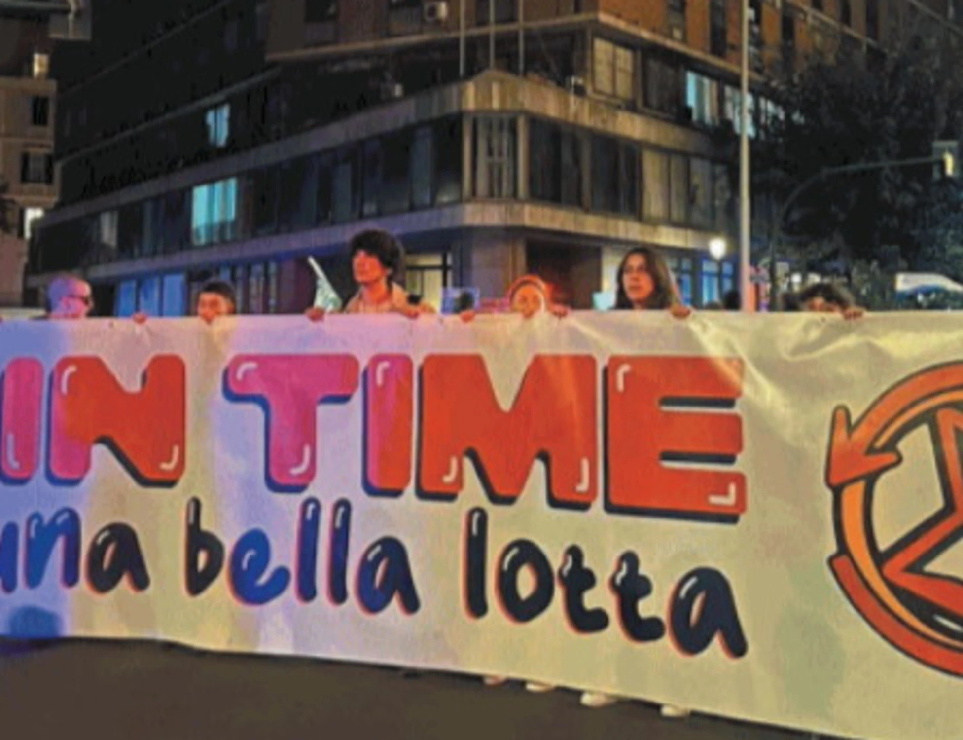 Spin time, "capi stipendiati e botte ai migranti" nell'immobile occupato dai compagni a Roma