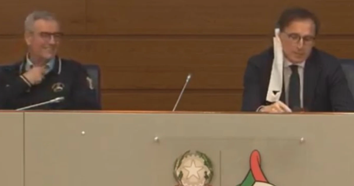 Francesco Boccia con la mascherina di carta per prendere in giro Gallera. Rivolta: "Pagliacci"
