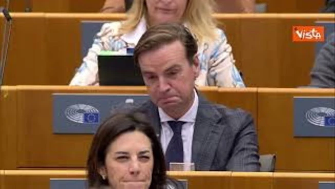 Il Parlamento Ue approva i centri per il rimpatrio in Paesi terzi, scatta l'applauso in plenaria