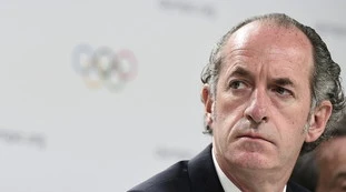 Luca Zaia sfregiato: dà fuoco alla sua foto e diffonde il video. Sorpresa sinistra: ecco chi è l'odiatore