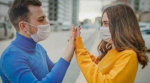Coronavirus e sesso, nessuna prova di contagio dalle secrezioni? Ma è impossibile non scambiare saliva
