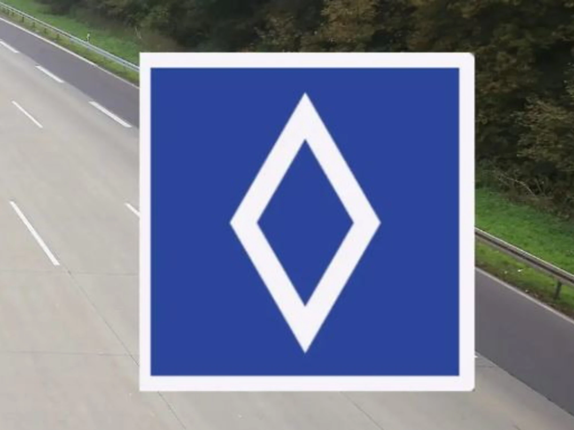 Il nuovo segnale stradale: cosa indica il rombo bianco