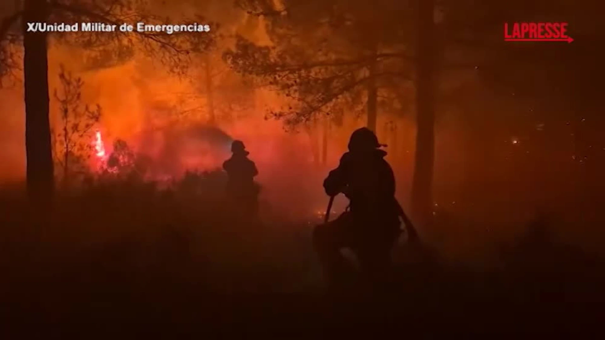 Spagna, maxi incendio nella regione di Valencia: i vigili del fuoco combattono contro le fiamme