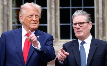 Iran, la guerra nel Golfo in diretta. Starmer con Trump: "Opzioni militari per riaprire Hormuz"