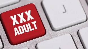 Film a luci rosse, lo studio: ne guardi troppi? Sei condannato: perché la tua vita sessuale è rovinata